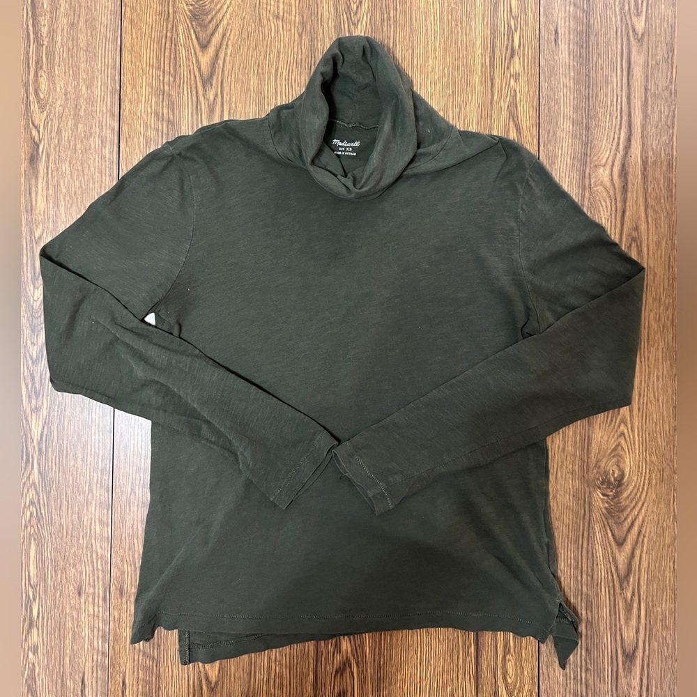 Madewell 
XS 
Olive Green
Long Sleeve 
Turtle Neck